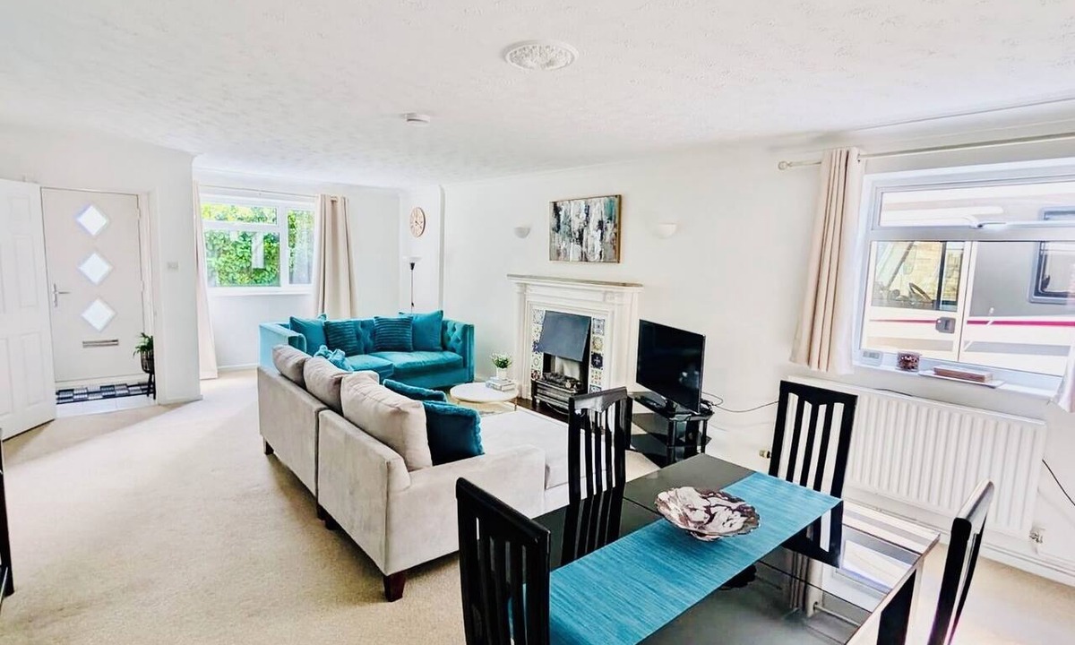Cambridge Apartment | Willow Cottage - 2 Bed Flat on charming village Green 5 miles from Cambridge.