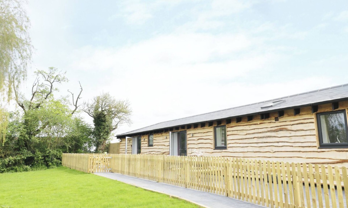Cleeve Prior Cottage | WILLOW LODGE, pet friendly, with a garden in Cleeve Prior