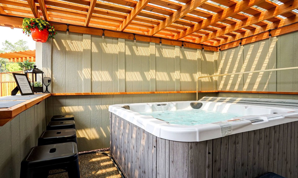 Windsor House | Windsor home on golf course w/hot tub