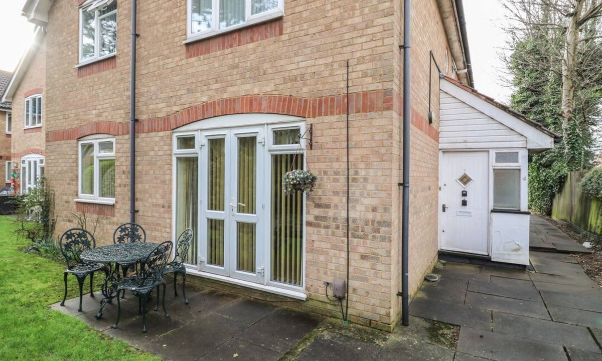 Leavesden Apartment | Wizard's Hideaway, Watford