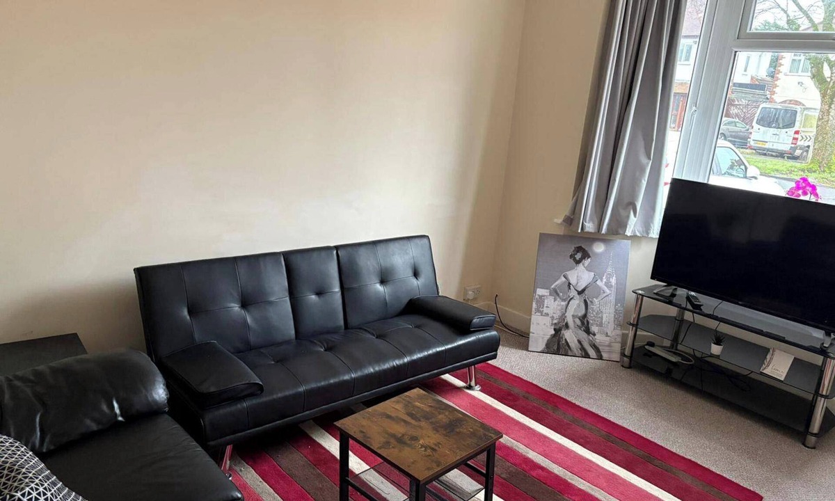 Wolverhampton House | Wolves Retreat Sleeps 7 with Garden Parking