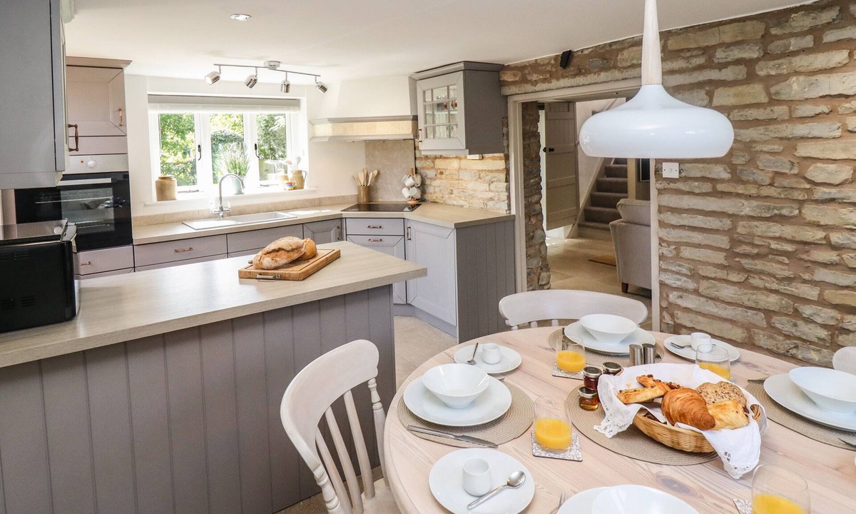 Pitchcombe Cottage | Woodbine Cottage