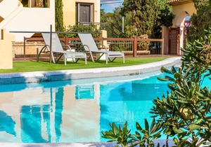 Holiday Apartment ‘Ferrera Luxe Apartamento 801’ close to the Beach with Terrace, Air Conditioning, Wi-Fi, Shared Pool & Garden; Street Parking Available