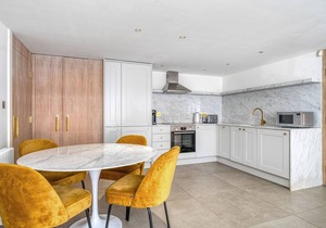 Prime Camden Spacious 2BR, with Parking 2 mn to Camden St, by Blueground