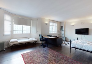 Spacious studio flat in Aldgate East near tube