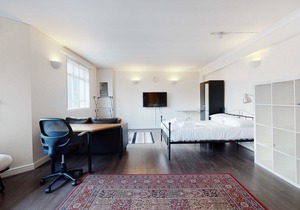 Spacious studio flat in Aldgate East near tube