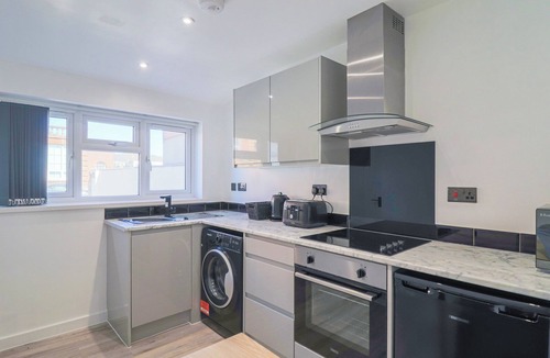 Weston-super-Mare House | 1 bed bungalow, sleeps 4, 50 meters from the beach with off road parking.