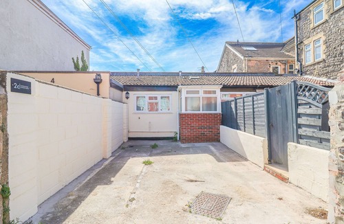 Weston-super-Mare House | 1 bed bungalow, sleeps 4, 50 meters from the beach with off road parking.