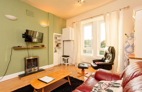Dalry Apartment | 1 Bedroom Apartment Overlooking Park