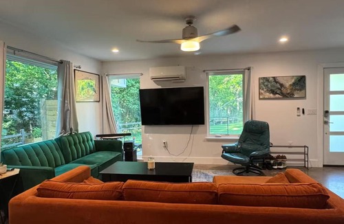 Blackshear-Prospect Hill House | 1 full bed with En-Suite bath surrounded by greenery