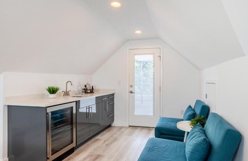 Blackshear-Prospect Hill House | 1 full bed with En-Suite bath surrounded by greenery