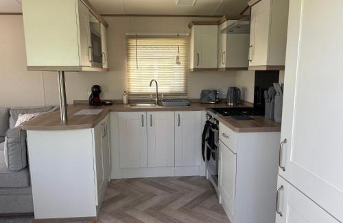 Tewitfield Resort | 10 Borwick Lakes, Carnforth - En suite - King size bed