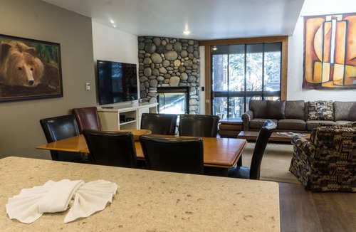 Truckee Condo | 114 m² Condo ∙ 4 bedrooms ∙ 7 guests