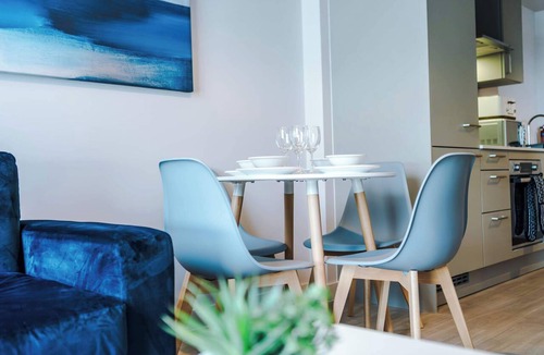 Old Trafford Apartment | 1BDR Open Plan Apartment With Full Kitchen