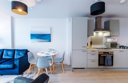 Old Trafford Apartment | 1BDR Open Plan Apartment With Full Kitchen