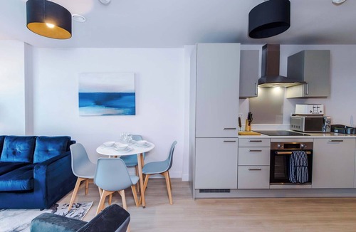 Old Trafford Apartment | 1BDR Open Plan Apartment With Full Kitchen