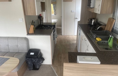 Aberystwyth Cabin | 2 Bed Caravan - Sleeps 6 - Pets - Pool - Parking