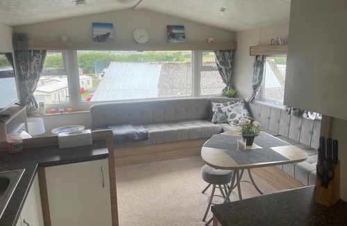 Aberystwyth Cabin | 2 Bed Caravan - Sleeps 6 - Pets - Pool - Parking