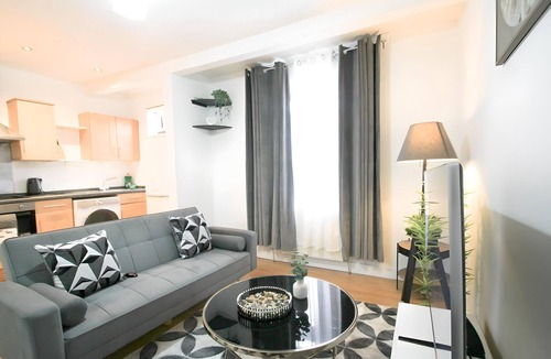 Portswood Apartment | 2 bed Crew House Southampton Docks with Parking