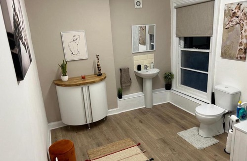Antrim Apartment | 2 Bed Flat - Sleeps 4 Antrim town centre