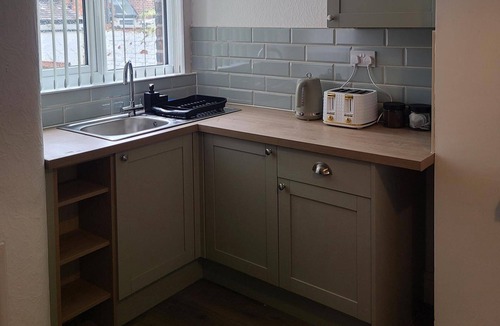 Manchester House | 2 Bed House - Sleeps 5 - Pets - Parking - Wifi