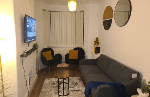Manchester House | 2 Bed House - Sleeps 5 - Pets - Parking - Wifi
