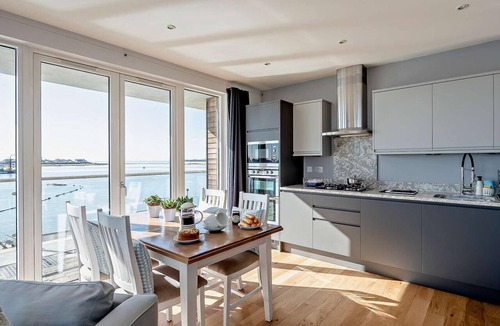 Brightlingsea Apartment | 2 Bed in Colchester (oc-harsi)