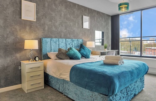 Bordesley Apartment | 2 Bed Penthouse-Sleeps 4 with Wraparound Balcony