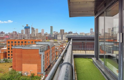 Bordesley Apartment | 2 Bed Penthouse-Sleeps 4 with Wraparound Balcony