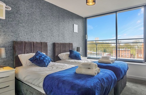 Bordesley Apartment | 2 Bed Penthouse-sleeps 4 With Wraparound Balcony