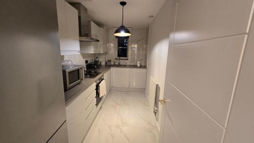 Whittington Apartment | 2 Bed Stylish Interiors 25min to Central London
