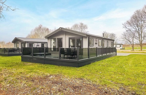 Pershore Ski Chalet | 2 bedroom accommodation in Pershore