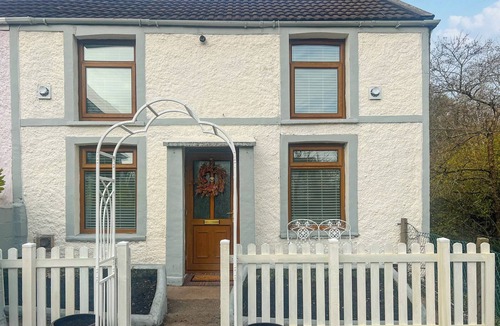 Brynmenyn Cottage | 2 bedroom accommodation in Aberkenfig, near Bridgend