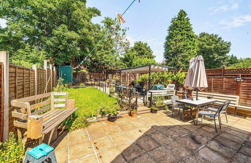 Wolverhampton House | 2 Bedroom Bungalo - Free Parking, WiFi & Garden
