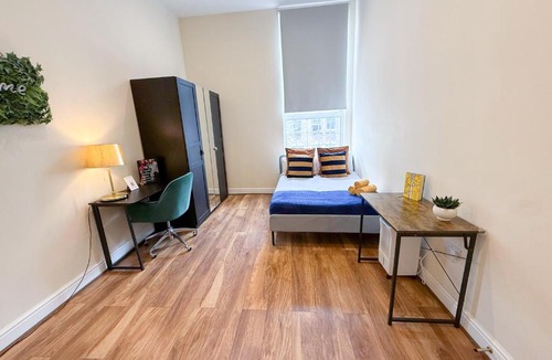 Addison Apartment | 2-Bedroom Hammersmith Flat with WiFi, washer, dryer near Shepherds Bush & Westfield London by Staylio London