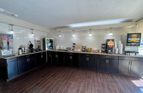 Charlottesville Hotel | 2 Deluxe Rooms w/Free Breakfast — Comfortable Stay for Two Groups