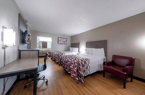 Charlottesville Hotel | 2 Deluxe Rooms w/Free Breakfast — Comfortable Stay for Two Groups