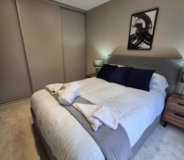 Sheldon Apartment | #23 Lux stylish 2 bed 2 bath with balcony NEC n12 - Sleeps 4 - "Perfect for contractors and Families - Free Parking"