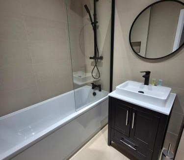 Sheldon Apartment | #23 Lux stylish 2 bed 2 bath with balcony NEC n12 - Sleeps 4 - "Perfect for contractors and Families - Free Parking"
