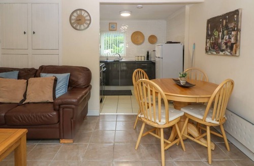 Bont Newydd Cabin | 245 Riverside Lodge, Caeathro.