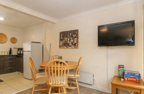Bont Newydd Cabin | 245 Riverside Lodge, Caeathro.