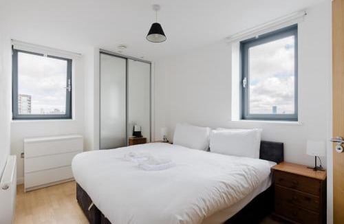 Poplar Apartment | 2BDR Flat with Skyline Views in East London
