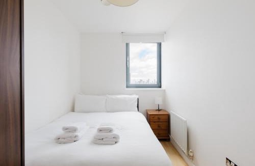Poplar Apartment | 2BDR Flat with Skyline Views in East London