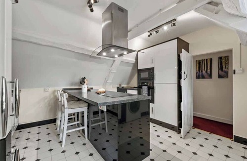 Cirencester Apartment | 2BR Cosy Loft in Cotswolds w/Parking Spring Offer