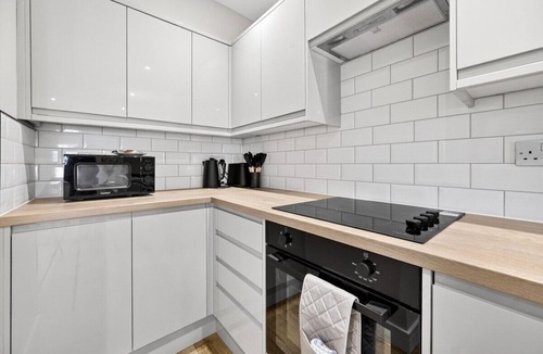Roath Apartment | 2BR - Free Parking - Work Space - Fast Wi-Fi