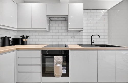 Roath Apartment | 2BR - Free Parking - Work Space - Fast Wi-Fi
