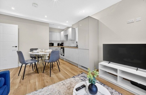 Roath Apartment | 2BR - Free Parking - Work Space - Fast Wi-Fi