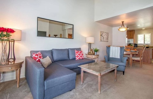 Napa Apartment | 2BR Near Wineries Golf Course View Parking