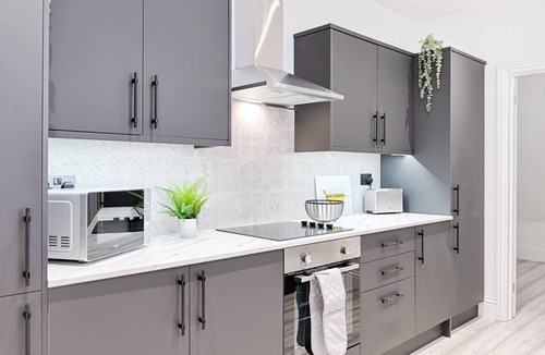Morriston House | 3 Baths Off-Road Parking Garden 4 Bed Home