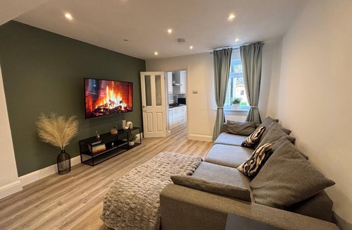 Abbots Langley Cottage | 3 bed, 'Adrian Cottage' close to Warner Bros, M25, M1. Comes with private gym